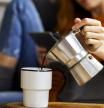 La manía que tenemos al preparar el café y que arruina el sabor, según un barista
