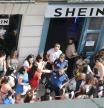 Dos agentes de la Policía Municipal coordinan la cola de gente para entrar a la primera tienda física de SHEIN en Madrid