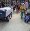 El robot circula de manera autónoma por una calle de Can Vidalet