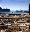 TERMINAL DE CRUCEROS EN EL PUERTO DE BARCELONA CON VIVENDAS Y LA ESTATUA DE COLON EN PRIMER TERMINO