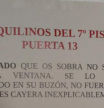 El cartel viral en Castellón dedicado al ‘vecino del año’: “El pescado no se tira por la ventana”