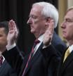 De izquierda a derecha, el ex fiscal general adjunto de la Asesoría Legal del Gobierno, Steven Engel; el ex fiscal general interino Jeffrey Rosen, y el ex fiscal general adjunto Interino Richard Donoghue prestan juramento ante el comité del 6-E