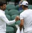 Novak Djokovic y Rafael Nadal se saludan en el All England Club, este domingo