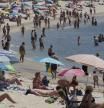 Cientos de personas disfrutan del verano en la playa de Samil de Vigo