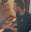 Se toparon con Chris Martin tomando cerveza en un bar familiar y les dedicó un clásico de Coldplay