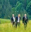 Kruen (Germany), 28/06/2022.- German Chancellor Olaf Scholz (2-R) arrives with his delegation for a press conference at Elmau Castle in Kruen, Germany, 28 June 2022. Germany is hosting the G7 summit at Elmau Castle near Garmisch-Partenkirchen from 26 to 28 June 2022. (Alemania) EFE/EPA/CLEMENS BILAN
