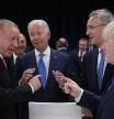 El presidente de Estados Unidos conversa con los líderes de Turquia Recep Tayyip Erdogan, y Reino Unido, Boris Johnson, junto con el secretario general de la OTAN, Jens Stoltenberg, en la cumbre de la OTAN en Madrid