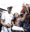 Rafael Nadal atiende a una admiradora, este martes en Wimbledon