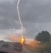 Una mujer capta el momento en el que un rayo impacta en el coche de su marido