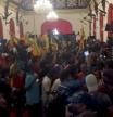 Cientos de manifestantes entraron este sábado en la residencia oficial del presidente de Sri Lanka en Colombo, Gotabaya Rajapaksa, durante una jornada de multitudinarias protestas para exigir la dimisión del mandatario por su gestión de la crisis económica.