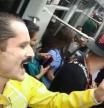 El imitador de Freddie Mercury que convierte los aburridos trayectos en metro en una fiesta