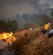Vecinos colaboran en las labores de extinción en un incendio forestal, a 17 de julio de 2022, vistas desde Sant Fruitós del Bages, Barcelona, Cataluña, (España). El fuego se ha iniciado hoy domingo a medio día y ya afecta a 95 hectáreas, en su extinción trabajan 81 dotaciones de los Bombers de la Generalitat, de las cuales 13 son aéreas. El fuego, avivado por el viento del sur, avanza 