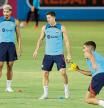 Las Vegas (United States), 22/07/2022.- FC Barcelona player Robert Lewandowski (2-L) and and Ronald Araujo (L) participate in the open training session of the team in Las Vegas, USA, 22 July 2022. FC Barcelona will play against Real Madrid in a pre-season friendly soccer match on 23 July 2022. (Futbol, Amistoso, Abierto, Estados Unidos) EFE/EPA/Marcin Cholewinski POLAND OUT