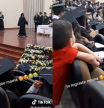 La emotiva reacción viral de un niño al ver cómo su madre recibía el diploma de graduación