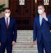 El Rey, el año pasado, junto al presidente del Gobierno Pedro Sánchez en el tradicional despacho de verano en el palacio de Marivent