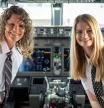 Madre e hija emocionan a las redes enseñando cómo han pilotado juntas un avión de pasajeros