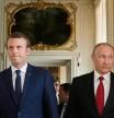 French President Emmanuel Macron (L) and Russian President Vladimir Putin (R) walk in the corridors of the Versailles Palace, near Paris, on May 29, 2017 ahead of their meeting. French President Emmanuel Macron hosts Russian counterpart Vladimir Putin in their first meeting since he came to office with differences on Ukraine and Syria clearly visible. / AFP PHOTO / POOL / PHILIPPE WOJAZER