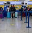 Pasajeros esperando para facturar en los mostradores de Ryanair