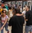 Escena del trasiego en el andén del metro de Barcelona; en la fotografía, tomada ayer, puede verse la gran variedad de usos de la mascarilla