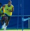 BARCELONA, 20/08/2022.- El jugador del FC Barcelona Jules Koundé (izda, delante) participa en el entrenamiento de su equipo en la ciudad deportiva Joan Gamper en Barcelona este sábado. EFE/Alejandro García