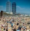 AMBIENTE DE PLAYA EN LA BARCELONETA EN EL SÁBADO DE SEMANA SANTA