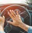 Ni ráfagas con las luces ni sacar el codo por la ventanilla: esta manía que todos los conductores han hecho alguna vez puede costarte una multa