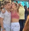 La historia detrás del meme viral de una chica gritando al oído de su novio