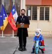 El surrealista momento de un niño en bici vestido de Superman interrumpiendo el discurso de Gabriel Boric