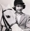 La princesa heredera Isabel de Gran Bretaña, más tarde reina Isabel II, con su poni, a los 10 años