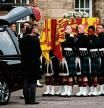11 September 2022, United Kingdom, Edinburgh: Pallbearers carry the coffin of Queen Elizabeth II, draped with the Royal Standard of Scotland, as it arrives at Holyroodhouse, Edinburgh where it will lie in rest for a day. Photo: Alkis Konstantinidis/PA Wire/dpa 11/09/2022 ONLY FOR USE IN SPAIN