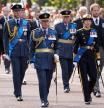 El rey Carlos III y los miembros de la familia real siguen el ataúd de la reina Isabel II