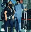 Camilo junto a su madre, a las puertas del hospital