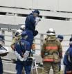 Apenas despuntaba el día cuando un hombre se prendió fuego este miércoles en las inmediaciones de la residencia oficial del primer ministro japonés, Fumio Kishida, para protestar por la inminente celebración de un funeral de Estado por el exmandatario Shinzo Abe, asesinado a sangre fría en un acto electoral el pasado mes de julio.

El hombre, de unos 70 años, fue auxiliado por los agentes que se encontraban en la zona y trasladado al hospital con quemaduras en todo el cuerpo, aunque se encuentra consciente, informó después el portavoz del Gobierno, Hirokazu Matsuno. 

Lee también