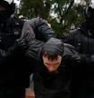 Policías detienen en Moscú a un manifestante contra la movilización parcial anunciada por el presidente ruso Vladímir Putin, 24 de septiembre de 2022