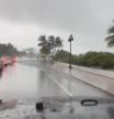 Después de pasar sobre Cuba, se espera que Ian se fortalezca aún más sobre las cálidas aguas del Golfo de México antes de llegar a Florida este miércoles como una tormenta de categoría 4 con vientos máximos de 225 km/h.

No obstante, está siendo una temporada atípica. La Oficina Nacional de Administración Oceánica y Atmosférica de Estados Unidos (NOAA, por sus siglas en inglés) había previsto que esta sería una temporada pródiga en huracanes. Favorecían en teoría estas condiciones la presencia de un episodio de La Niña (fenómeno meteorológico con impacto en todo el planeta), las altas temperaturas del agua del mar en el Atlántico y el monzón precursor de tormentas que se generan en el África tropical, que salen al Atlántico y se dirigen al Caribe como germen de huracanes. Pero esta predicción se truncó al parecer por la salida de polvo en suspensión y aire muy seco desde el Sáhara hacia el Atlántico, según apunta Rubén del Campo, portavoz de Aemet. Otro factor ha sido la aparición de vientos en los niveles altos de la estratosfera (cizallamiento) que impiden la formación de ciclones (los cuales requieren poca variación en los vientos).

Todo este panorama ha cambiado en septiembre, mes en el que ya se han registrado diez tormentas tropicales (incluido, Hermine , cuya onda expansiva tocó Canarias el pasado fin de semana) y cuatro huracanes, el más importante de los cuales es Ian , que gravita sobre Cuba y Florida. “El verano ha sido extraño, ha sido pobre en ciclones tropicales. Pero en septiembre se ha recuperado el paso y ya estamos en una situación normal”, añade Del Campo.