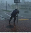 El meteorólogo Jim Cantore casi sale volando mientras informaba del huracán 'Ian'
