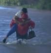 Un reportero se convierte en héroe al rescatar a una mujer atrapada en las inundaciones del huracán Ian