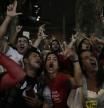 Simpatizantes del candidato Luiz Inácio Lula da Silva celebran mientras esperan los resultados de las elecciones generales hoy, en una plaza en la zona sur de Río de Janeiro