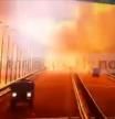 El puente de Kerch, una de las principales rutas de conexión entre Rusia y Crimea, ha sido escenario a primera hora de este sábado de una enorme explosión de un camión, lo que provocó el incendio de siete tanques de combustible de un tren que se movía en dirección de la anexionada península ucraniana y dejó dañada la infraestructura parcialmente, según informó hoy el Comité Nacional Antiterrorista de Rusia (NAC).

De acuerdo con la agencia rusa TASS, 