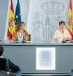 La vicepresidenta tercera y ministra para la Transición Ecológica y el Reto Demográfico, Teresa Ribera (i), y la portavoz del Gobierno, Isabel Rodríguez (d), en una rueda de prensa posterior a la reunión del Consejo de Ministros, en el Palacio de La Moncloa, a 18 de octubre de 2022, en Madrid (España). El Gobierno ha aprobado durante el Consejo de Ministros el nuevo baremo para el reconocimiento, declaración y calificación del grado de discapacidad, que establece, entre otras medidas, un trámite de urgencia para personas con Esclerosis Lateral Amiotrófica (ELA), enfermedades raras y víctimas de violencia machista. Esta iniciativa, acordada a finales del año pasado por el Ministerio de Derechos Sociales y las comunidades autónomas, pretende 