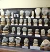 Un museo triunfa exhibiendo varias rocas naturales con apariencia de caras humanas