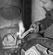 Una mujer enciende una estufa con billetes húngaros (pengos) en enero de 1946 en Budapest, durante la crisis inflacionaria.