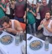 Este hombre se vuelve viral por comerse 40 pollos asados enteros en 40 días seguidos