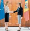 Chisinau (Moldova, Republic Of), 11/11/2022.- European Parliament President Roberta Metsola (L) and Moldova's President Maia Sandu (C) shake hands after joint press conference following their meeting in Chisinau, Moldova, 11 November 2022. Metsola came in Chisinau to support Moldova's effort in joining the European Union and to aid in the refugee crisis amid the ongoing war in neighboring Ukraine. (Moldavia, Ucrania) EFE/EPA/DUMITRU DORU