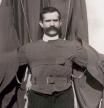 Franz Reichelt con su paracaídas antes de su lanzamiento desde la torre Eiffel en 1912