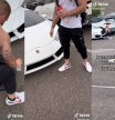 Muestra cómo le da una lección a un 'influencer' que se estaba haciendo fotos encima de su coche sin permiso