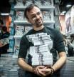 El dibujante Kenny Ruiz en el salón Manga Barcelona junto a varios tomos de ‘Team Phoenix’