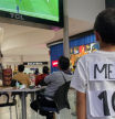 Encuentran al niño que emocionó a las redes luciendo una camiseta de Messi hecha por él mismo