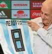 ARGENTINA FÚTBOL:AME3126. BUENOS AIRES (ARGENTINA), 25/01/2019.- El presidente de la AFA, Claudio Tapia (i), presenta a Cesar Luis Menotti como director general de selecciones nacionales de la Asociación del Fútbol Argentino (AFA), durante una rueda de prensa este viernes, en el predio de la AFA, en Ezeiza, ciudad de Buenos Aires (Argentina). César Luis Menotti dijo este viernes, en su presentación como director de selecciones nacionales de la AFA, que su objetivo es