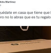 Recibe un paquete y la caja le hace todo un spoiler de qué le va a regalar su madre para Navidad
